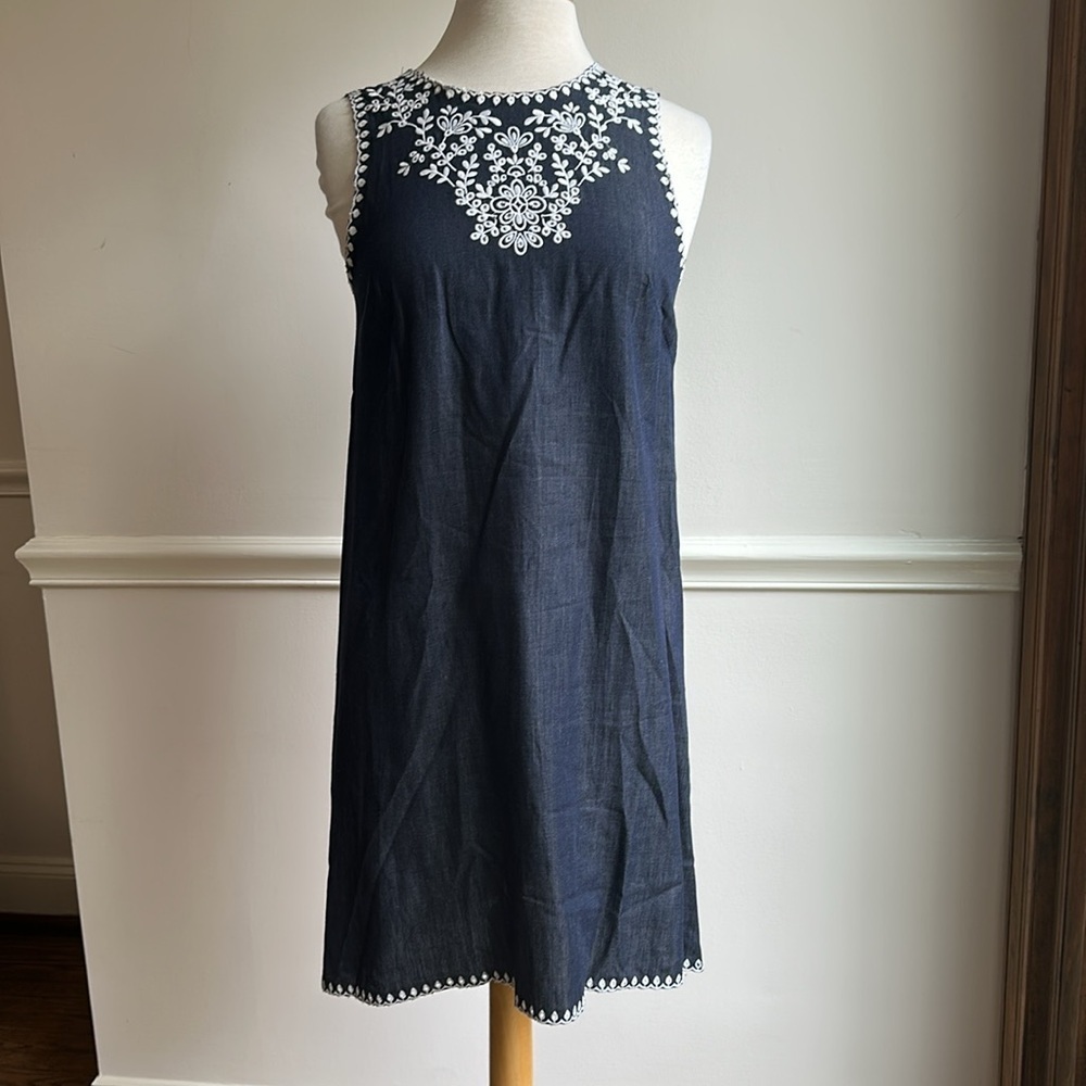 Ann Taylor Embroidered Sleeveless Shift Dress Floral Chambray Size 0 EUC - Picture 3 of 8